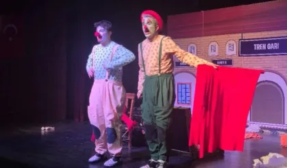 'İki Bavul Dolusu' minik tiyatroseverlerle buluştu