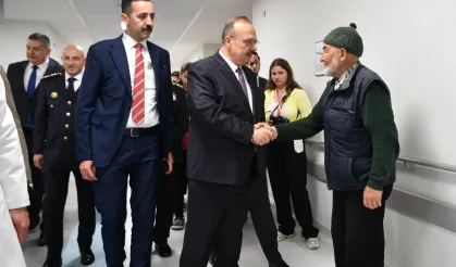 Ankara'da Vali Canbolat'tan bayramda hastane ziyareti