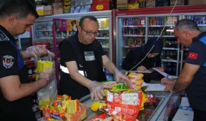 Şanlıurfa Zabıta'dan Marketlere Sıkı Denetim: Tarihi Geçmiş Ürünlere Ceza Kesildi