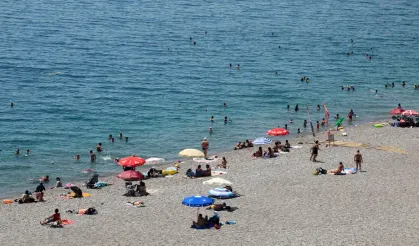 40 derece Antalya'yı boşalttı: Sahiller dolup taştı