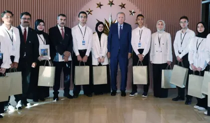 Cumhurbaşkanı Erdoğan Ahlat'ta öğrencileri kabul etti
