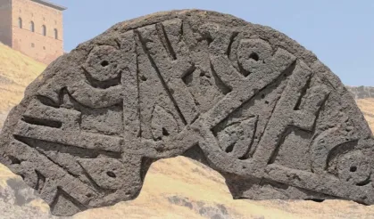 Selçuklu taşında 'Hz. Muhammed' ismi 6 kez yer aldı... Ani'de tarihi keşif!