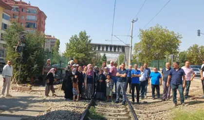 Tren yolunda mahallenin eylemi