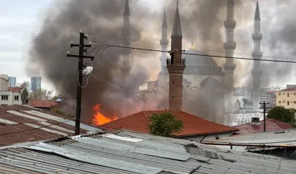 Ankara Ulus'ta Nene Hatun Camii yanında yangın