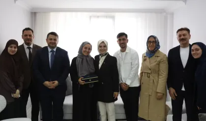 Bakan Göktaş, yeni evli çiftin ilk misafiri oldu