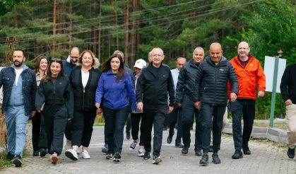 CHP lideri Kılıçdaroğlu kampın son gününe göl kenarında yürüyüşle başladı