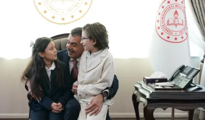Cumhurbaşkanı Erdoğan ile şarkı söylemişlerdi... Bakan Tekin o çocukları ağırladı