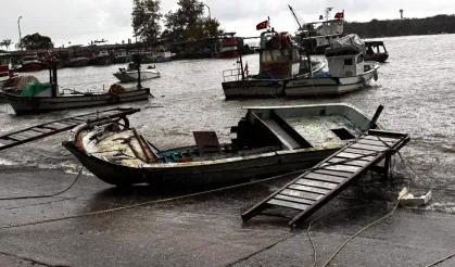 Düzce Akçakoca'da fırtına 14 tekneye zarar verdi