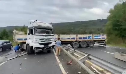 Düzce Akçakoca'da TIR makas attı, trafiği kilitledi!