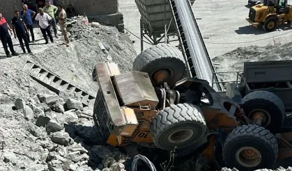 İş makinası devrildi operatör hayatını kaybetti