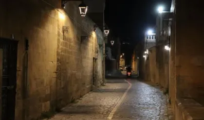 Şanlıurfa'nın tarihi sokakları geceleri ışıl ışıl