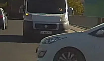 Düzce'de ters yönde ilerleyen minibüs trafiği tehlikeye düşürdü