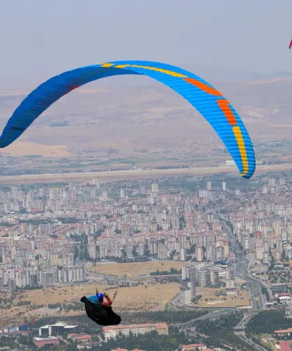 Kayseri'de yamaç paraşütçüleri kıyasıya yarıştı