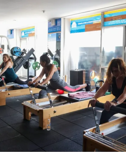 Ücretsiz salonda sağlıklı yaşam için spor yapıyorlar