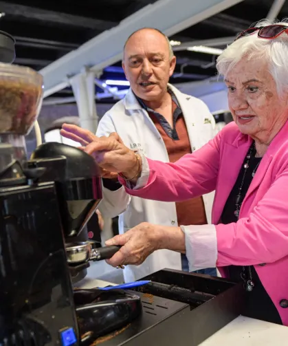 İzmir'de ileri yaş baristalar iş başında