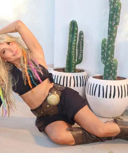 Yonca Evcimik'ten 'Lambada' ile muhteşem dönüş... Müzik listelerine enerji geldi!