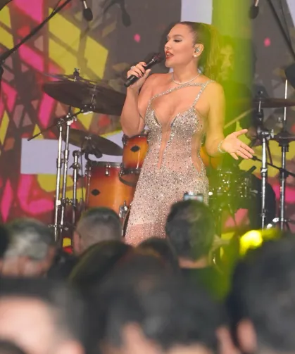 Demet Akalın'dan Antalya'da unutulmaz performans... Yeni hiti 'Beni Unutma' listelere hızlı giriş yaptı