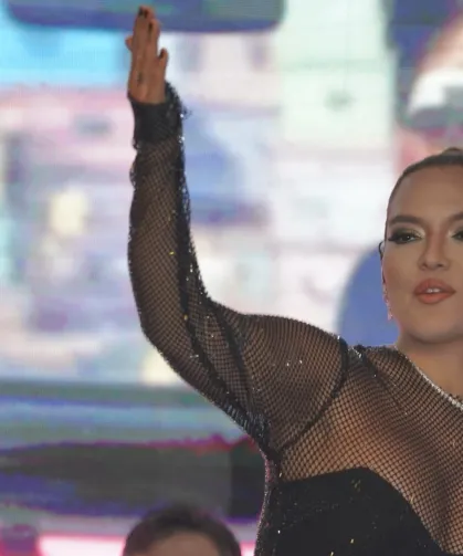 Demet Akalın tarzıyla geceye damga vurdu