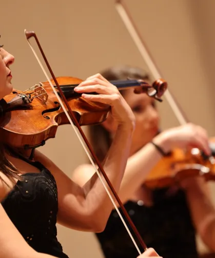 İzmir'de Türk bestecilerinin eserleri ayakta alkışlandı