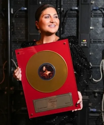 Sibel Can'a 'altın plak' ödülü
