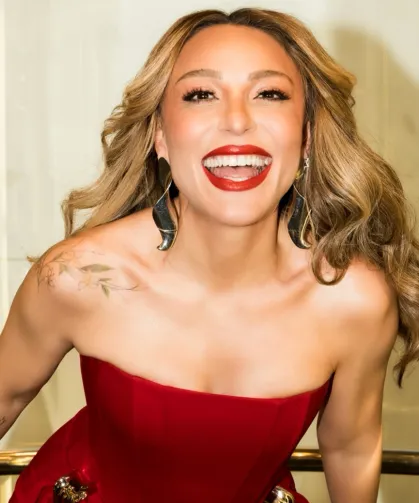 Ziynet Sali'den kırmızı elbiseli alev alev paylaşım!