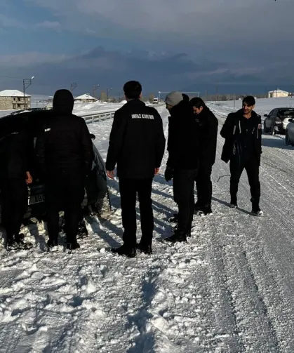 Ağrı'da infaz ve koruma memurlarından yol yardımı