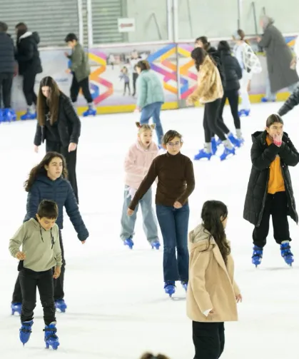 Öğrencilerin buzda karne sevinci