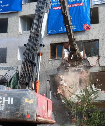 Bakırköy'de 46 yıllık riskli bina yıkıldı