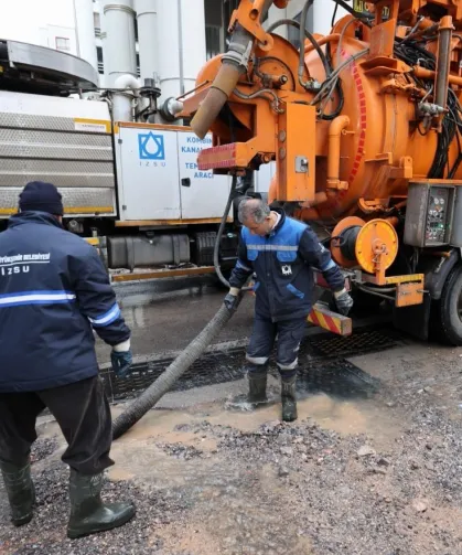 İzmir'de kuvvetli yağış: Belediye ekipleri sahada