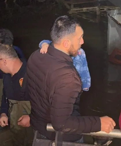 Manisa'da selde mahsur kalan aileyi itfaiye kurtardı