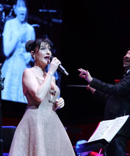 Şevval Sam İzmir'de hem söyledi, hem yönetti