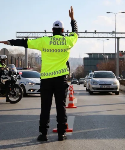 Trafikte yeni dönem başladı! Cezalar katlandı, ehliyete el koyma ve iptal şartları ağırlaştı