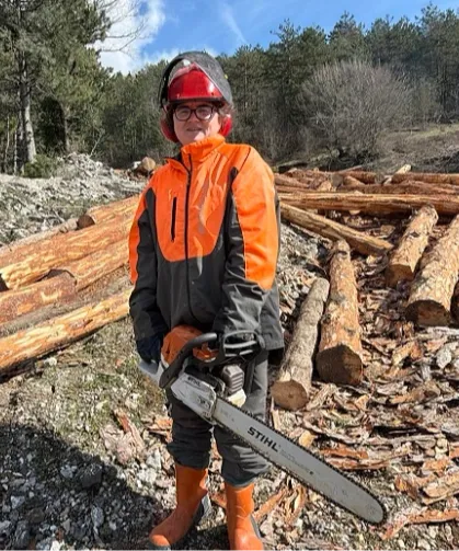 Babası ormanda hayatını kaybetti, o baltayı elinden bırakmadı!