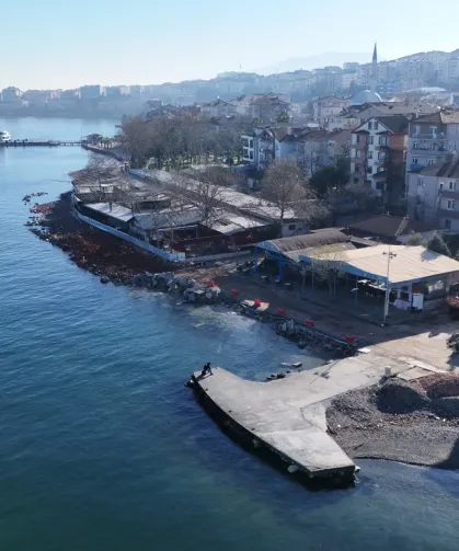 Bir dalga kırıcı set de Değirmendere sahiline