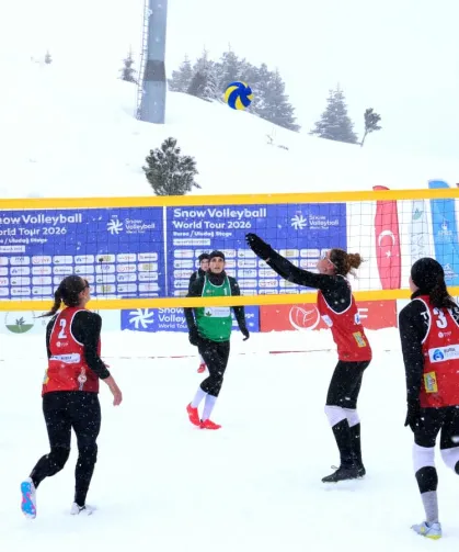 Bursa Osmangazi'den Uludağ'da nefes kesen kar voleybolu şöleni