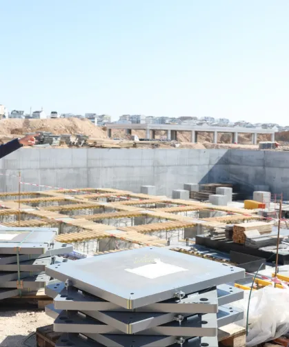 Çayırova Devlet'e deprem izolatörleri monte ediliyor