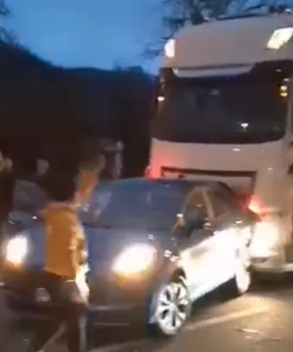 Düzce'de otomobile tır arkadan çarptı!