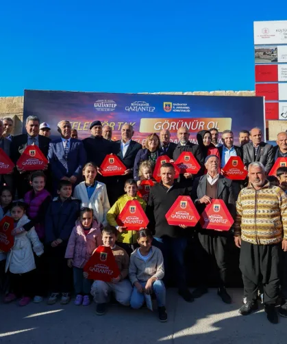 Gaziantep'te 'Reflektör Tak, Görünür Ol' projesinde ilk dağıtım gerçekleştirildi