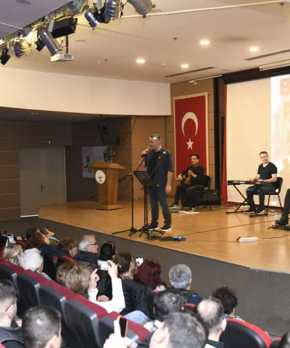 İzmir Çiğli'de Barış Manço ve Cem Karaca şarkılarıyla anıldı