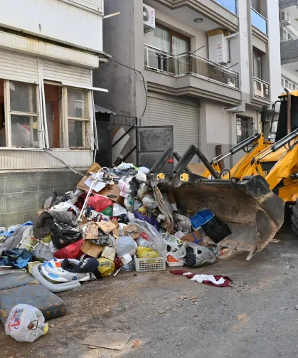 İzmir Karabağlar'da çöp ev temizlendi.. 15 kamyon atık çıkarıldı