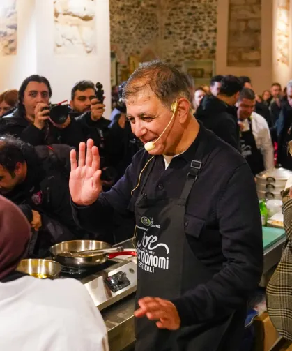 İzmir'de Başkan Tugay önlüğü giyip, mutfağa girdi... Yemekler Başkan Tugay'dan