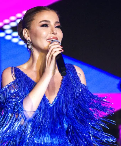 Masmavi Gülben Antalya'yı aydınlattı