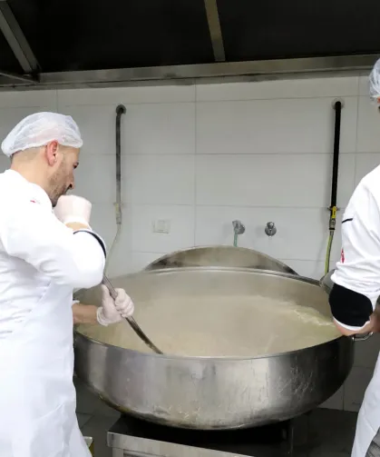 Sakarya'da 90 bin kişilik iftar yemeği kendi kazanlarında pişiriyor