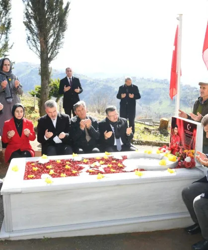Trabzon'da Başkan Genç'ten Şehit Pilot Gençcelep'in kabrine ziyaret