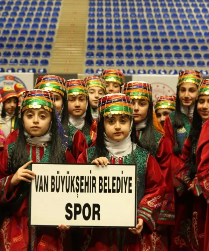 Van Büyükşehir halk oyunlarında şampiyon