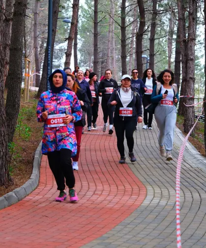 'Bahar Koşusu' Sapanca'da renkli görüntülere sahne oldu