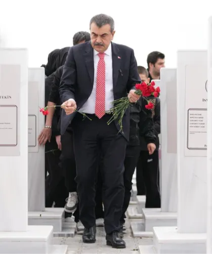 Bakan Tekin'den Şehit Öğretmenler Anıtı'na ziyaret