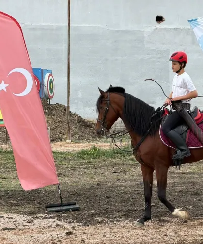 Balıkesir'de üniversiteliler binicilik ve atlı okçulukla tanıştı