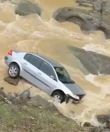 Düzce'de araç kontrolden çıktı... Dereye yuvarlandı!