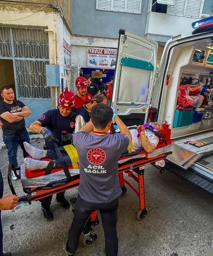 İzmir'de apartman boşluğuna düşen vatandaşı itfaiye kurtardı
